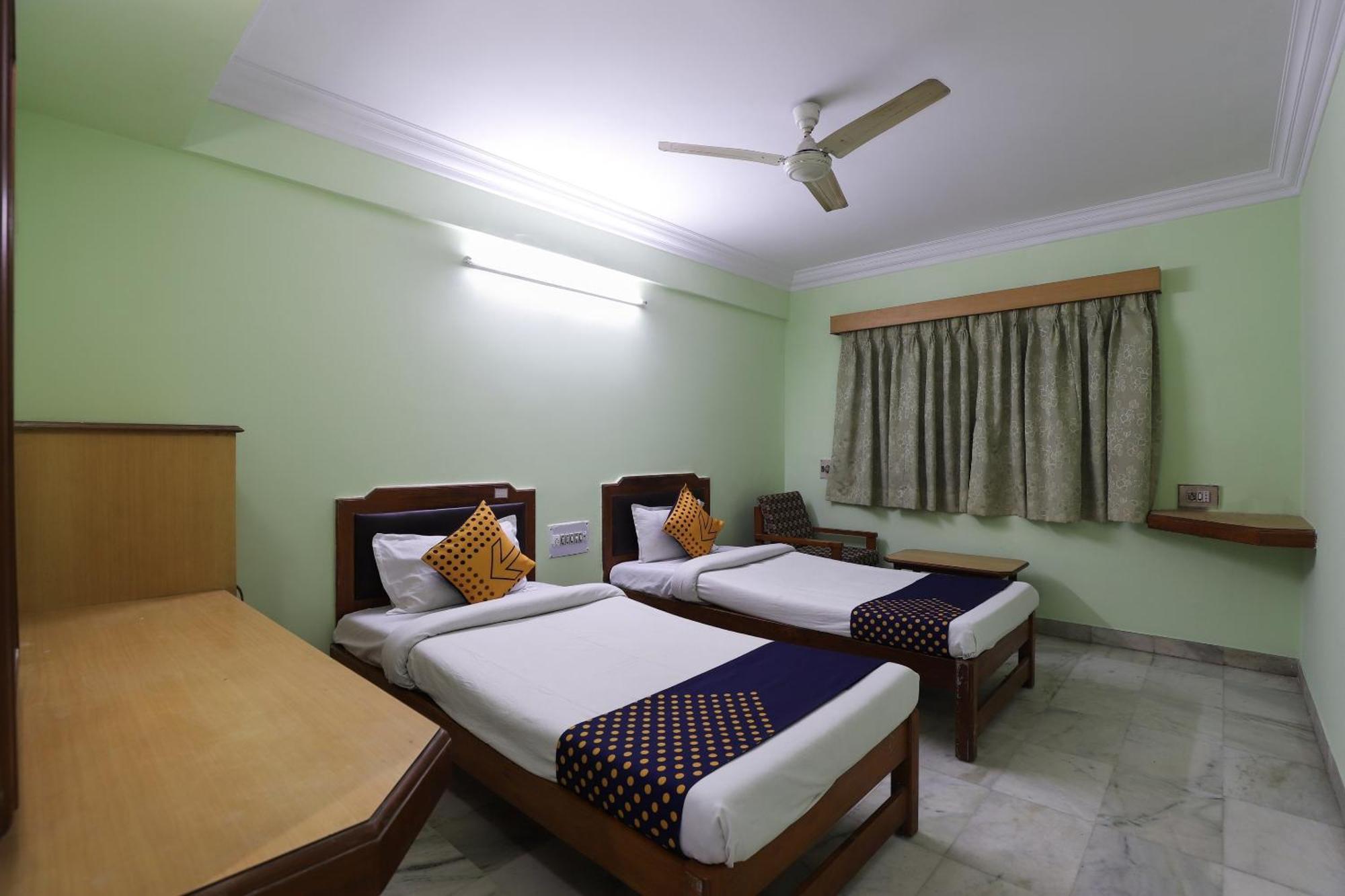 Spot On Hotel Hilltop Vadodara Exterior foto