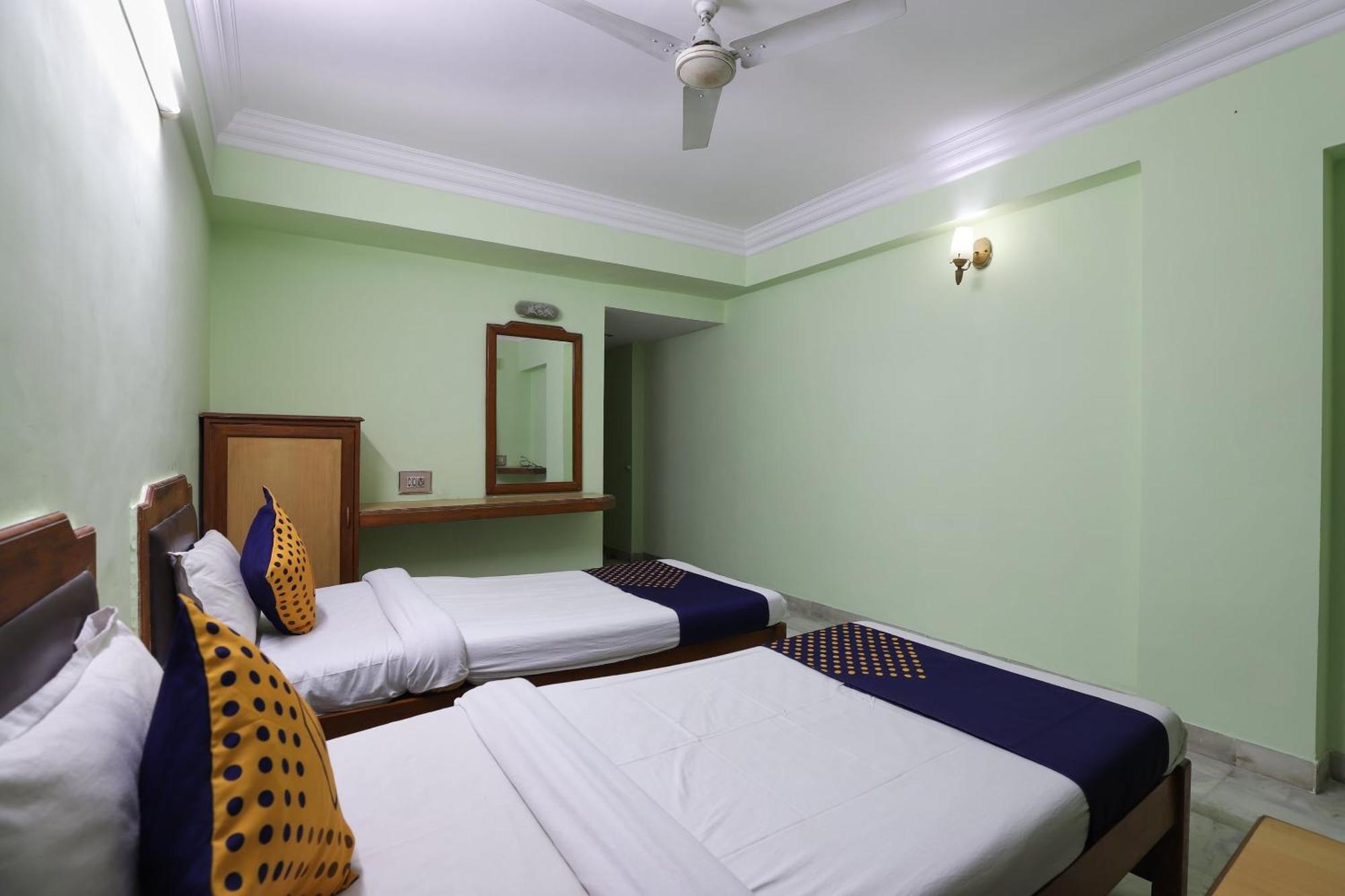 Spot On Hotel Hilltop Vadodara Exterior foto